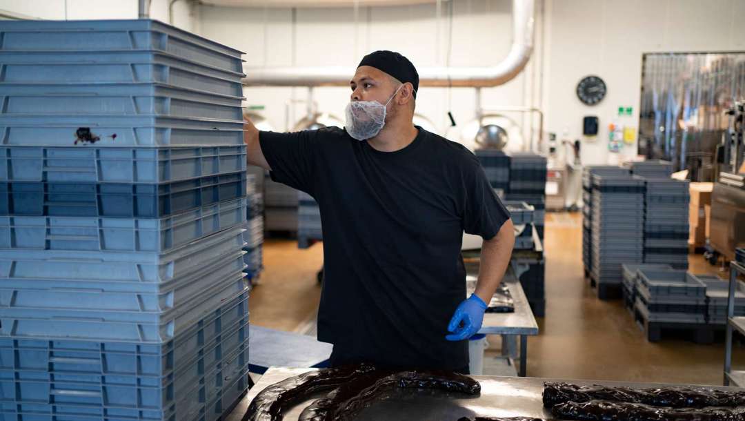 Patrick Samontanez har arbejdet på fabrikken et par måneder og er indtil videre begejstret. “Der er et godt arbejdsmiljø, og jeg oplever, at alle vil hjælpe mig, når jeg som ny har mange spørgsmål,” siger han. Patrick, som står i den økologiske afdeling, arbejder med lakridsen i hånden for at give produktet mere tekstur og luft. Det findes i en sød og salt version og bliver solgt som stænger. 