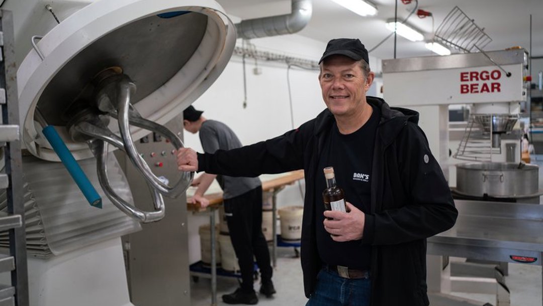 Direktør og bagermester Carsten Bjørn Bak Matthiesen har købt store lokaler til bageriets produktion på 500 kvadratmeter. De har fået byggetilladelsen, så de kan bygge 300 kvadratmeter mere til køle-og fryseskabe, som de i dag lejer sig til. 