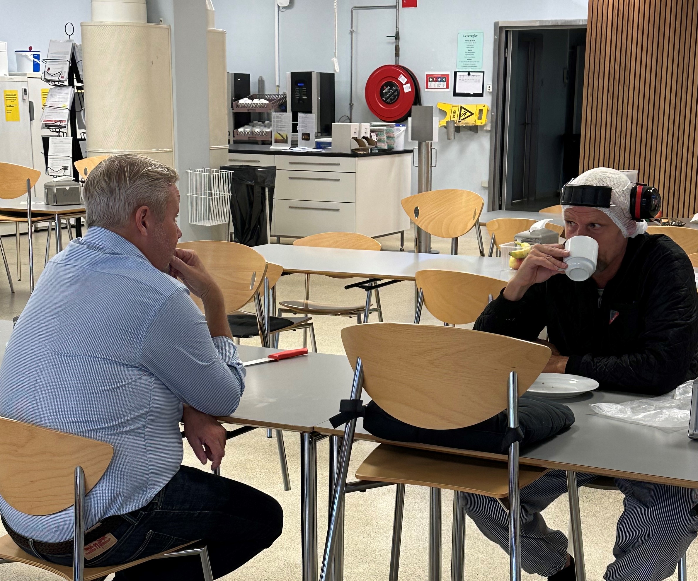 Det blev til nogle gode snakke, da næstformand Jim Jensen besøgte kantinen på Danish Foods Svenstrup