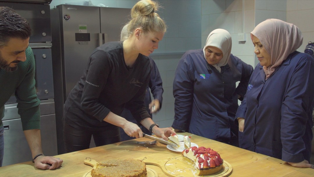 Mere på hjemmebane var hun, da hun fik lov til at vise, hvad og hvordan hun bager hjemme i Danmark. Valget faldt på en klassisk jordbærtærte, som vakte stor begejstring blandt de jordanske kollegaer.