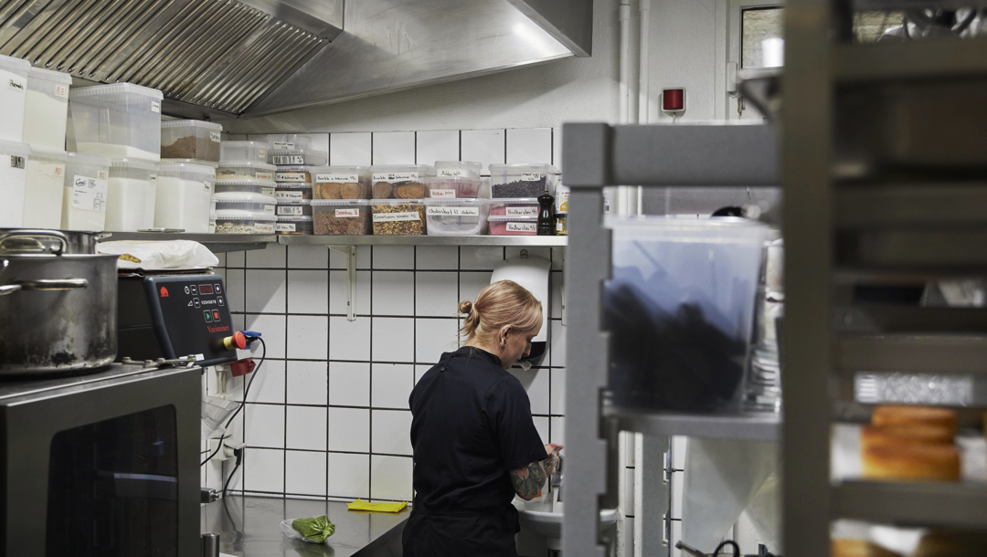 Ligesom der ikke er meget plads i konditoriet, er køkkenet meget lille. Maks 30 kvadratmeter har Line, to andre konditorer og to konditorlærlinge at boltre sig på. 