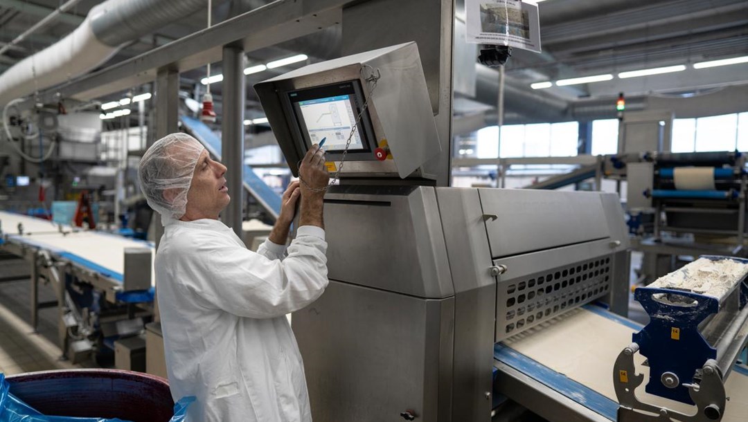 Mette Munk har ca. 90 ansatte i produktionen. Ved hjælp af maskiner kan de producere mange millioner kager hvert eneste år.