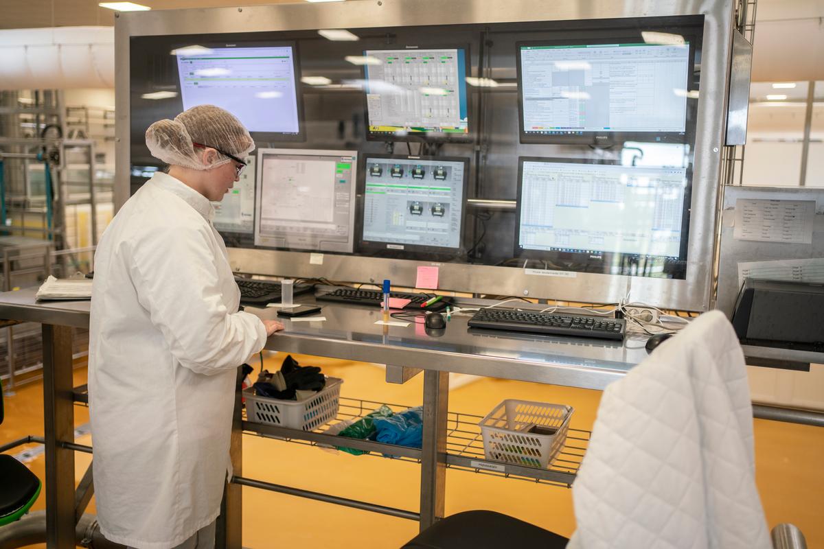 Meget af Cecilies arbejde som mejerist foregår via overvågning på computeren. 