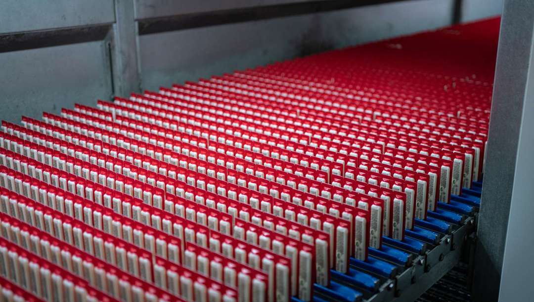 I 2020 investerede Arla i en ny italiensk fyldemaskine, så der kan skrues yderligere op for produktionen af ostehaps, når behovet opstår. Corona forsinkede arbejdet med at få maskinen i drift, da teknikerne fra Italien ikke kunne komme til Danmark i en længere periode, men nu kører den endelig. Nu kan mejeriet producere op imod en halv million ostehaps i døgnet. Derfor kan de nu nøjes med at køre produktion i døgndrift fra mandag til fredag, hvorefter fyldemaskinen står stille weekenden over.