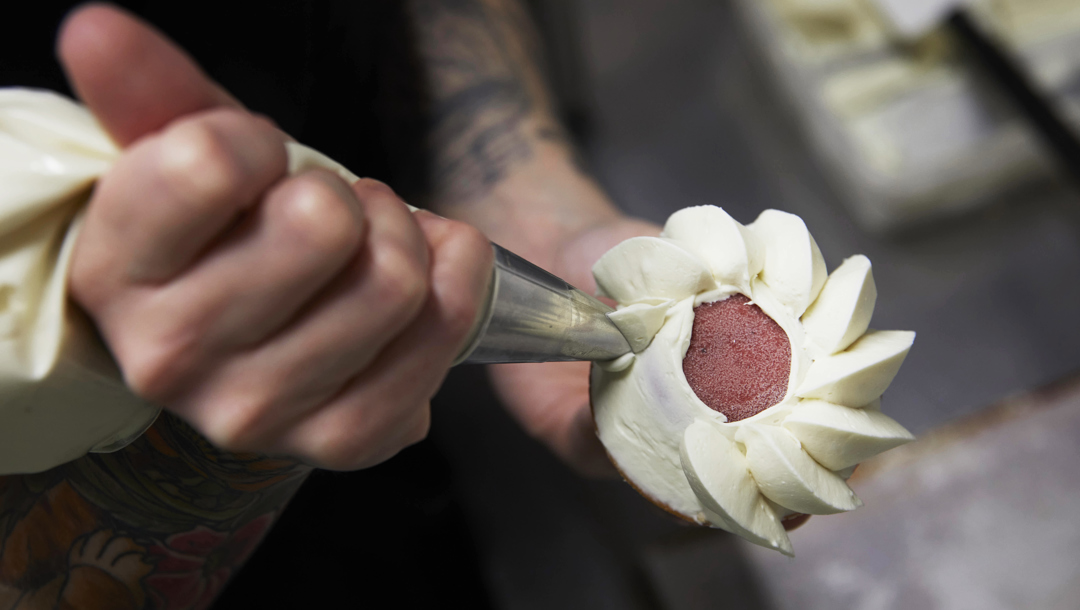 Frysningen af kagerne er nødvendig for at cremen, der er lavet på hvid chokolade og mascarpone, kan smøres på. Hvis kagen ikke er helt kold, ryger basilikum-indlægget ud i cremen. 