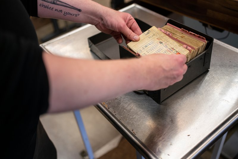 Lasse har stadig det gamle kundekartotek fra Poul Olsens tobaksforretning og -blanderi ved Østerport i København. Her kan han slå kunder op helt tilbage fra 1950’erne og finde deres opskrifter.  – Har man en bedste- eller oldefar, som har haft sin egen tobaksblanding, kan vi være heldige at finde og genskabe den, for tobaksnumrene er identiske, siger Lasse Berg.