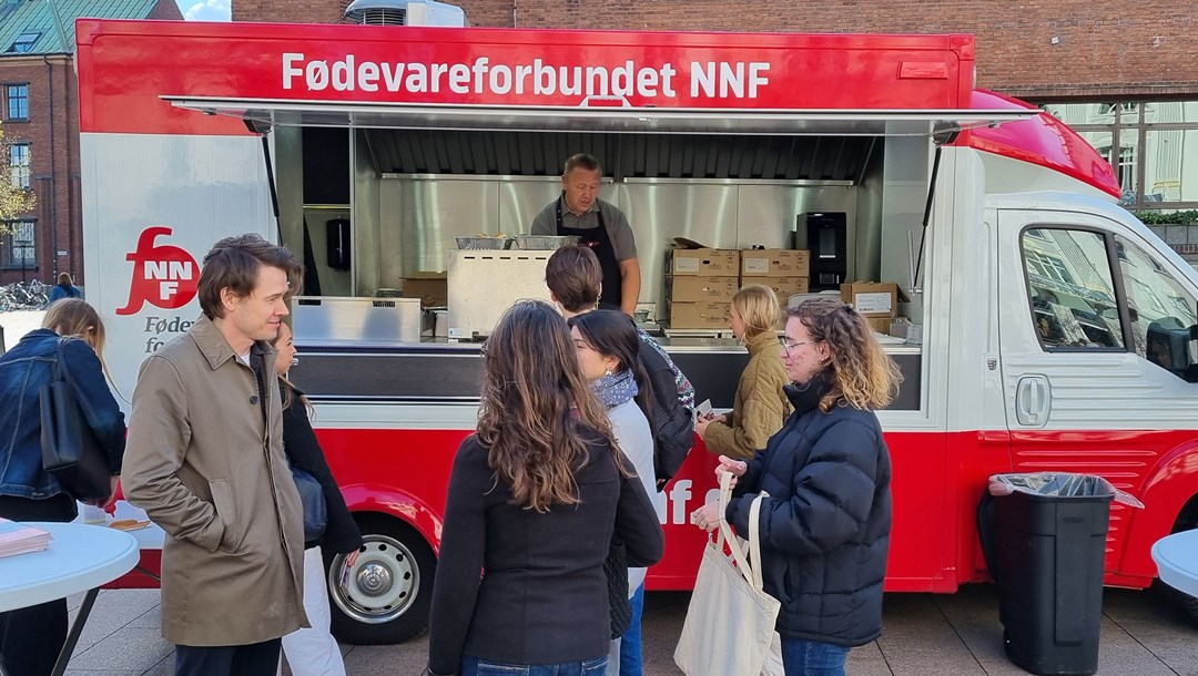 Fødevareforbundet NNF støtter Niels Fuglsangs kamp mod de lange dyretransporter og delte derfor pølser ud på Store Torv i Aarhus sammen med politikeren den 16. april.
