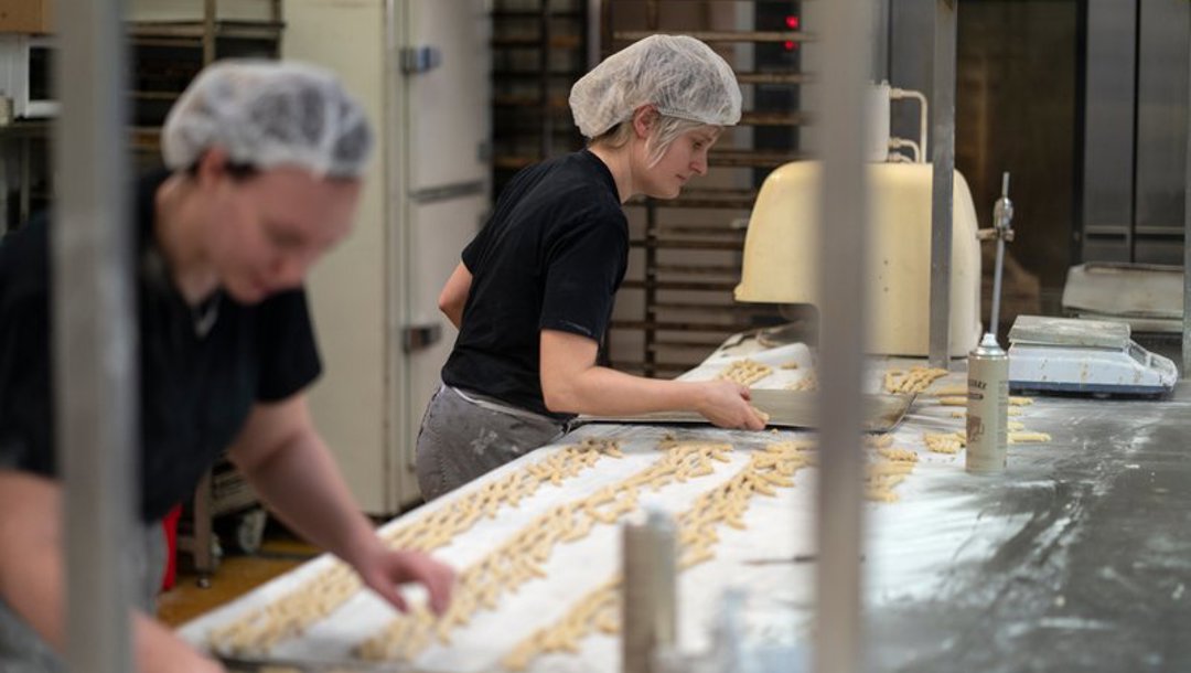 Første led i produktionen er fordelt på tre adresser med tre ekspertiseområder: dejproduktion, rulledeje & wienerbrød og konditorvarer. Herfra bliver de friske deje kørt ud i butikkerne, hvor de bliver delt ud, slået op, vendt og bagt, så alle varer er både friskproduceret og friskbagte. - Når vi rokerer rundt mellem specialproduktionerne, kan vi fordybe og dygtiggøre os på det enkelte område. Det er en stor styrke, forklarer konditorlærling Julija Marinskis.
