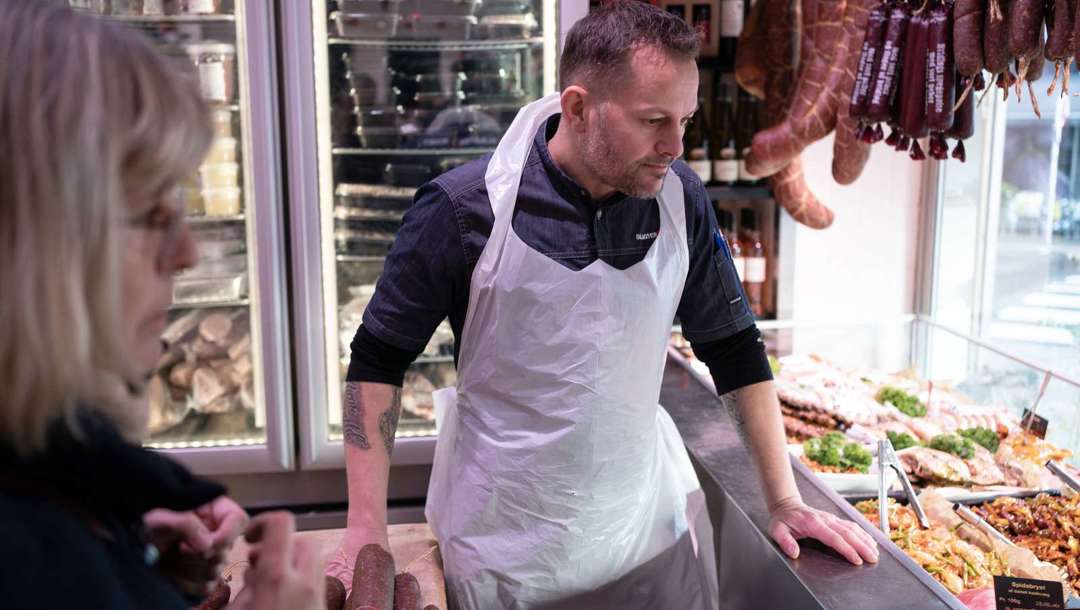 Der er godt gang i biksen hos Slagter-Riget selv her en mandag formiddag, hvor medejer Mark Purkær assisterer en kunde.