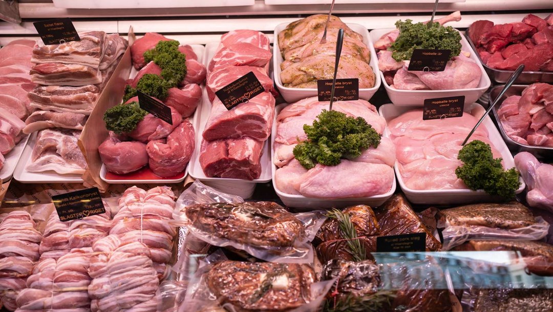 Som i enhver moderne slagterbutik langer Slagter-Riget mange slags varer over disken: Kødudskæringer, pålæg, smørrebrød, færdige retter og meget mere.