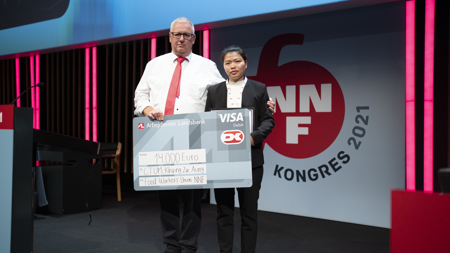 Ole Wehlast overrækker solidaritetspris til CTUM på Fødevareforbundet NNF's kongres i 2021