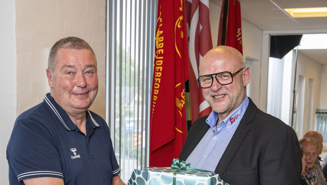 Michael Hytting ønskes til lykke og får overrakt sin gave af afdelingsformand Steen Hartmann
