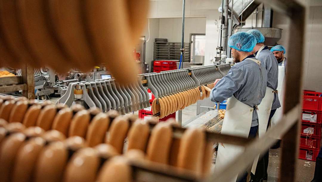 Herregårdspølser, ringriderpølser, og kyllingepølser. Forbrugerne vil have noget at vælge imellem, og i dag skal medarbejderne hos Slagter Theilgaard producere otte forskellige slags pølser. Nogle af varianterne – som den med chorizo og cheddar – kan udelukkende fås i en af virksomhedens egne seks butikker.