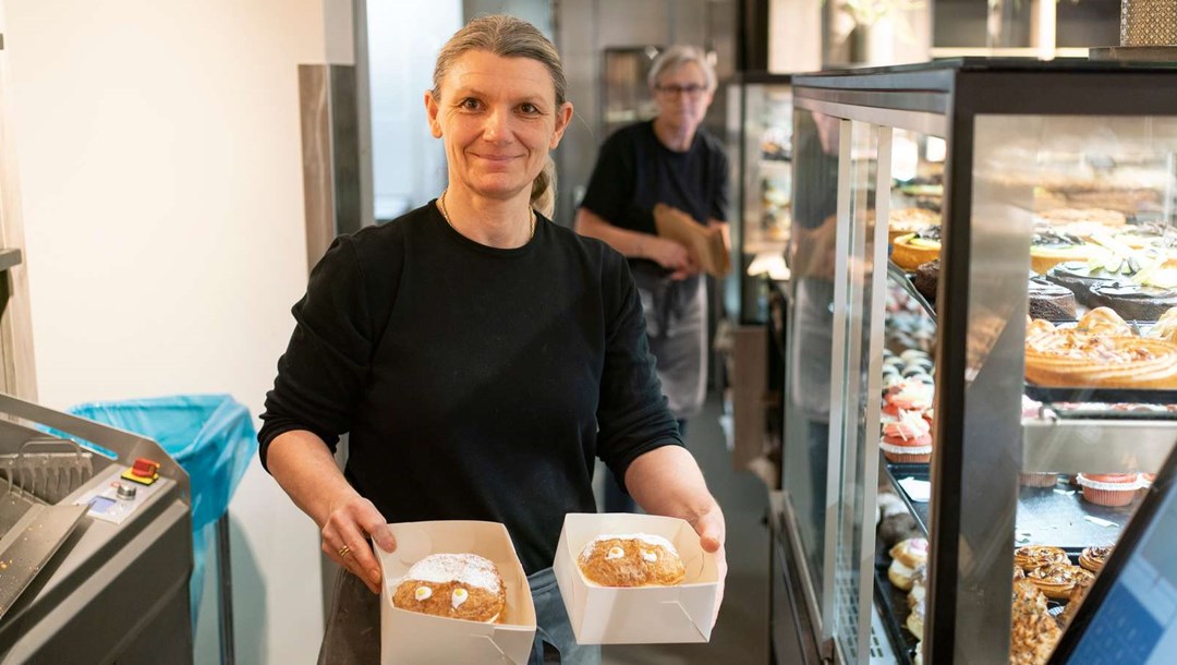 Betina Hansen med bageriets første variant af en fløde-fastelavnsbolle, som består af creme og flødeskum og er pyntet med et ansigt lavet af flormelis og marcipan. Den variant er fortsat bageriets mest solgte. 