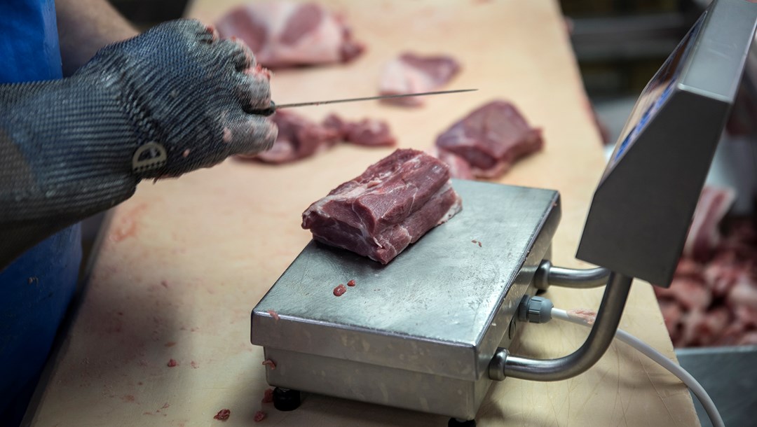 Der skæres og vejes, skæres og vejes, så hvert enkelt stykke kød har den helt rigtige vægt.