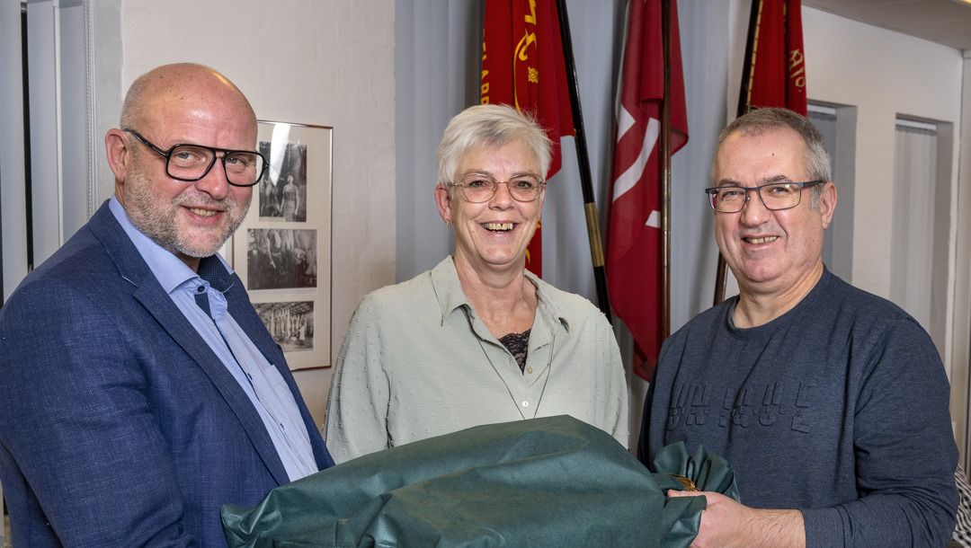 Afdelingsformand Steen Hartmann lykønsker Heidi Sejbjerg og Dennis Brogaard, der har 25 års jubilæum og begge arbejder på tobaksfabrikken i Holstebro.