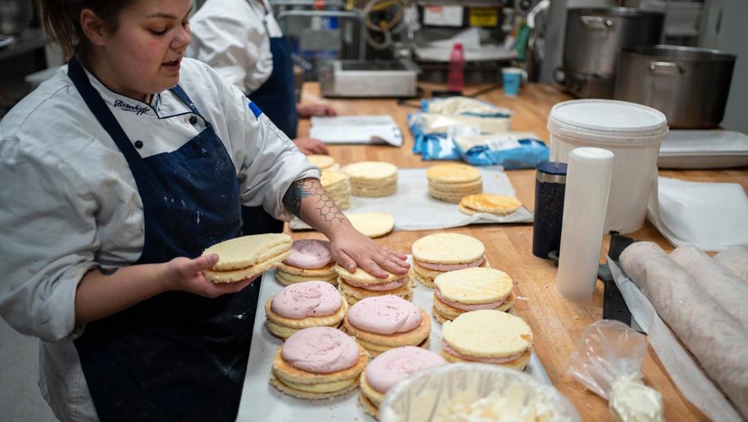 Bager og konditor Zarah Søndergaard møder på arbejde kl. 03 om natten og har fri ved formiddagstid. Hendes kæreste har de samme arbejdstider, så de har vænnet sig til en noget anderledes døgnrytme: Kl. 14 spiser de aftensmad, kl. 16 går de i seng, og til midnat står Zarah op for at træne, inden hun møder på job.