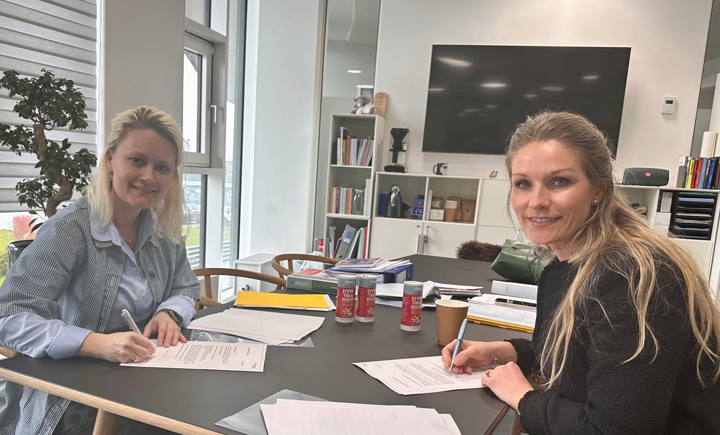 OK23 - Mette Bisgaard (NNF) og Karina Lafrenz (Horesta) underskriver ny 2-årig overenskomst