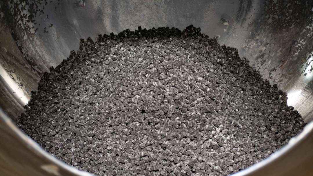 Lakrids-kernerne vendes i olie og rismel. Det er smagsneutralt, og derfor overtager det ikke noget af lakridsens smag. Rismel er nødvendigt for, at chokoladen, som mange af kernerne overtrækkes med, kan sidde fast. 