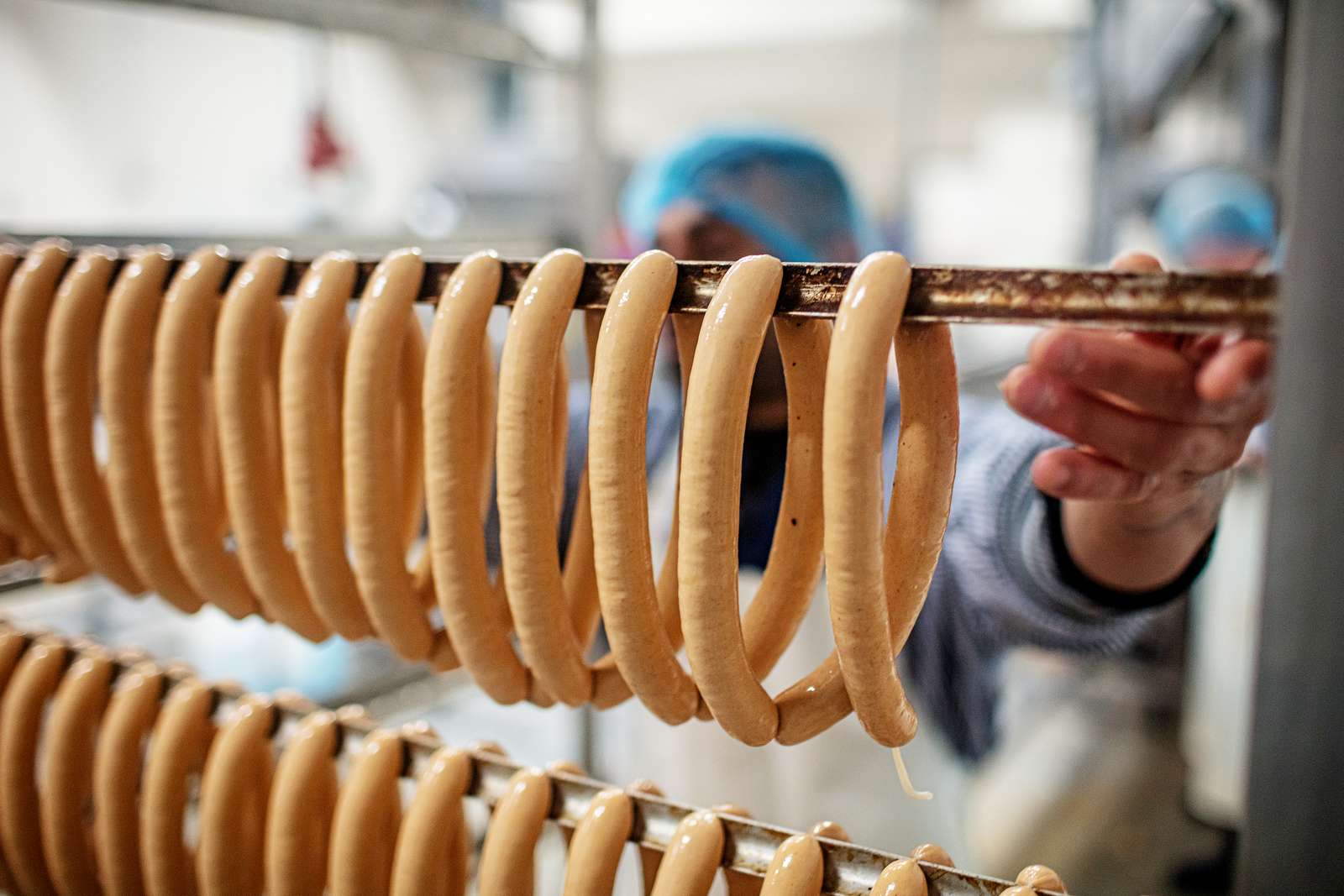 I dag skal i alt 3,5 tons pølser stoppes i tarm, ryges og pakkes, før de kan sendes ud til de danske grillriste.