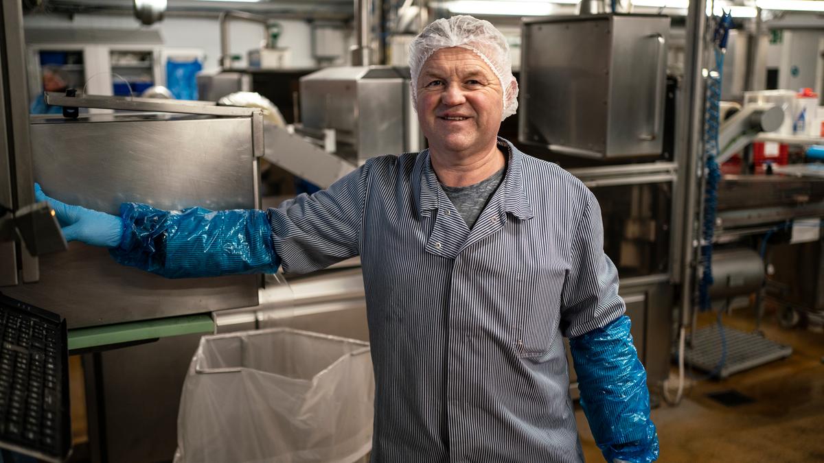 I julen er der tryk på medister-maskineriet på Danish Crown i Herning. I løbet af de første to uger af december bliver der produceret 500 tons medisterpølse. Kølerummet er fyldt op med fars, og alle arbejder på højtryk på både dag- og nathold. Servicemand Søren Jensen holder styr på, at denne omgang medister er færdig til tiden, så en ny omgang hurtigst muligt kan sættes over.