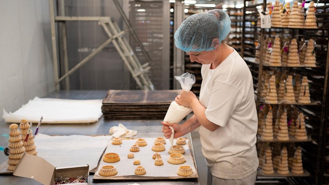 Jul og nytår står for døren, og hos Bæchs har de længe været i gang med produktionen af kransekage. Louise Nielsen er uddannet bager og sprøjter, samler og pynter kransekagerne. “Det er et sjovt at arbejde her. Jeg får lov at lave mange forskellige kager,” siger hun. 