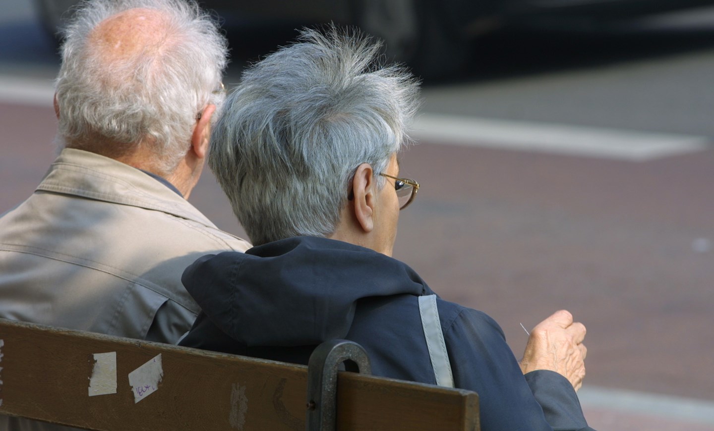 Genre ældre mennesker på bænk pensionister