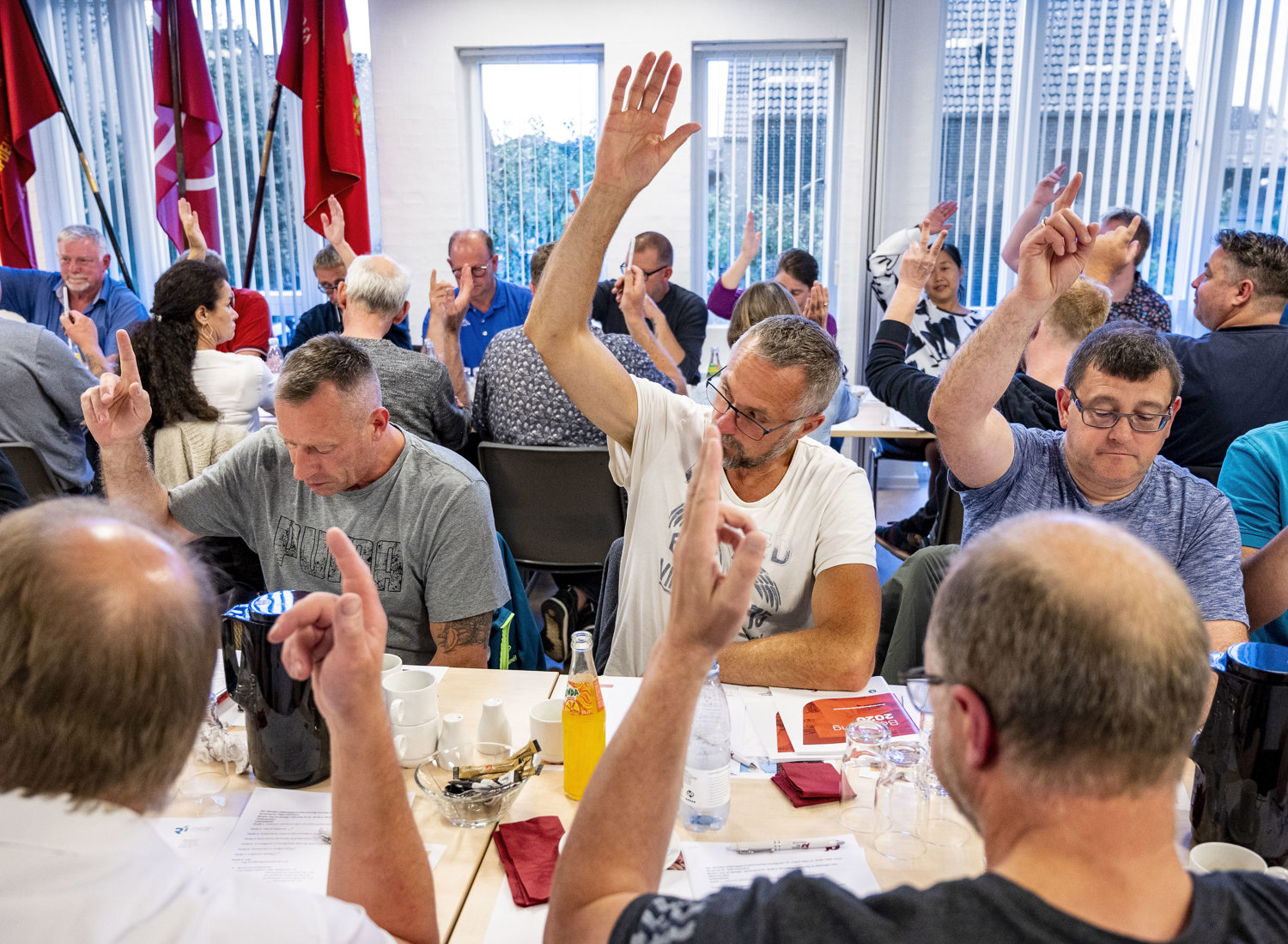 Afstemningerne foregik ved håndsoprækning. Deltagerne i generalforsamlingen var enige i alle punkter. Ingen stemte imod.