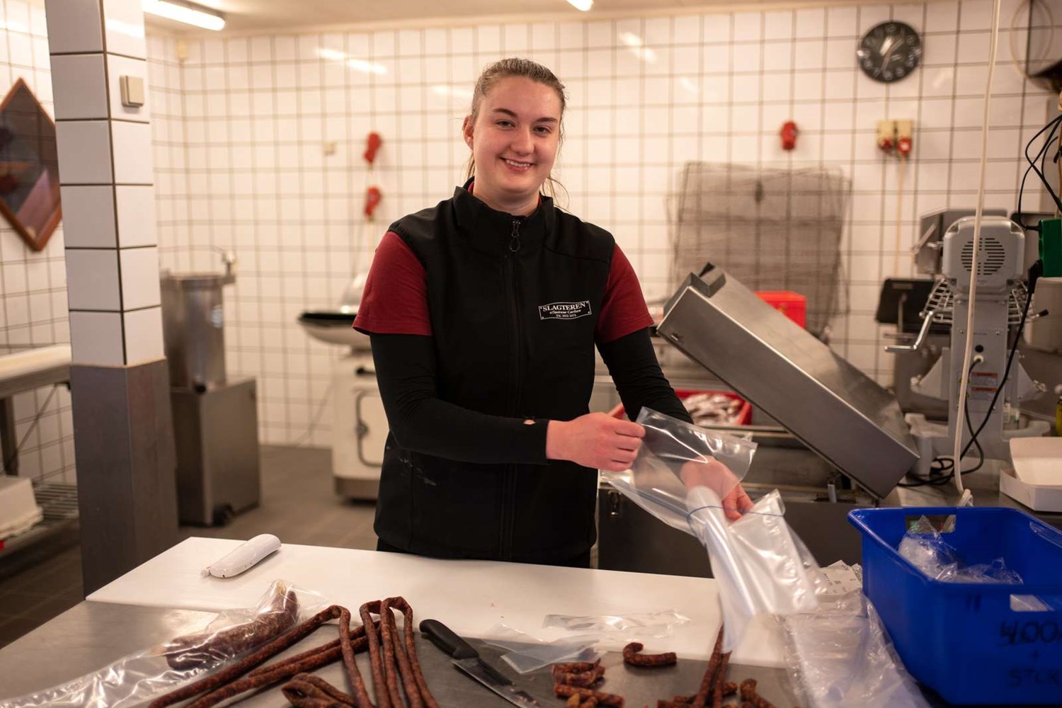 Bente Nielsen har ved hjælp fra sine mestre ny påbegyndt uddannelsen til slagter.