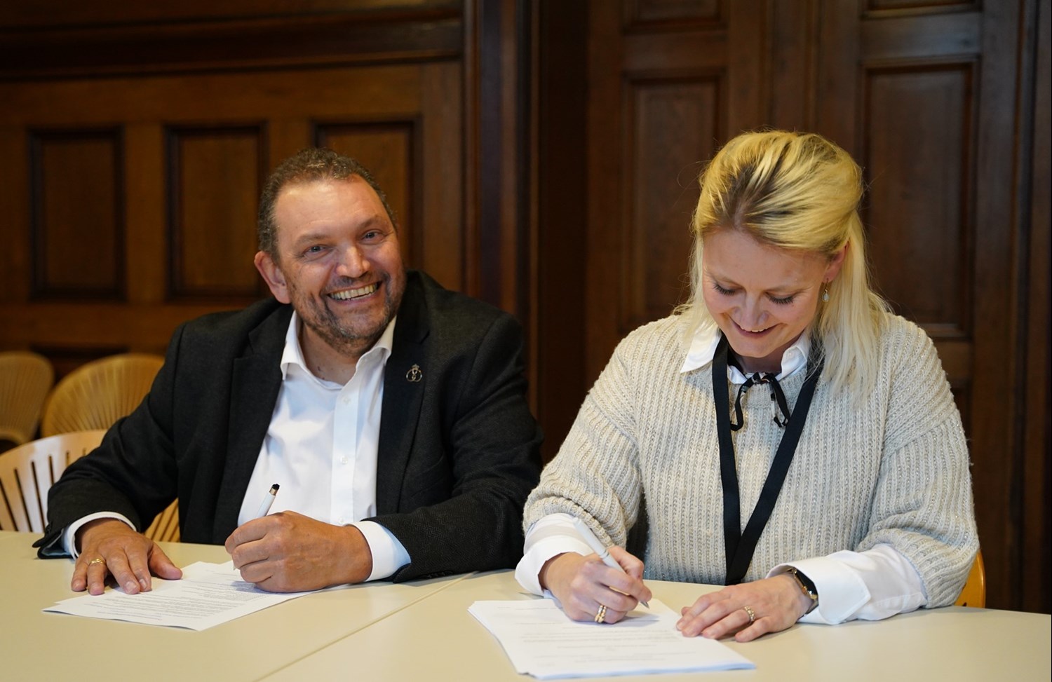 John Jønnson, BKD, og Mette Bisgaard, Fødevareforbundet NNF, gennemgår protokollaterne på Håndværksbageroverenskomsten