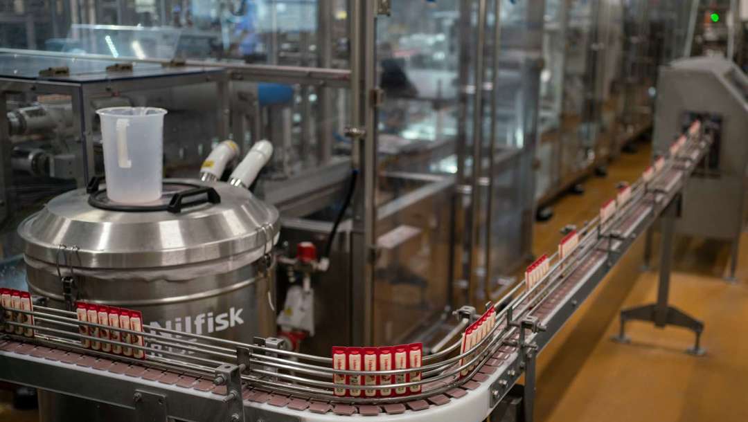 Efter en tur gennem flere filtre er osten klar til at blive sprøjtet på de små plastikpakker på hver 18 gram. Pakkerne nedkøles, og osten pakkes.