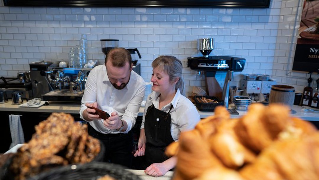 - Vi er meget ops på, hvad kunderne siger om os på de sociale medier og bruger tid på dialogen med dem. Både for at lære, hvad vi kan gøre bedre, og for at beskytte vores brand. Jo større Guldægget bliver, jo mere taler folk om os. Og en enkelt utilfreds kunde kan hurtigt starte en negativ fortælling i byen, forklarer direktør Mark Mikkelsen.