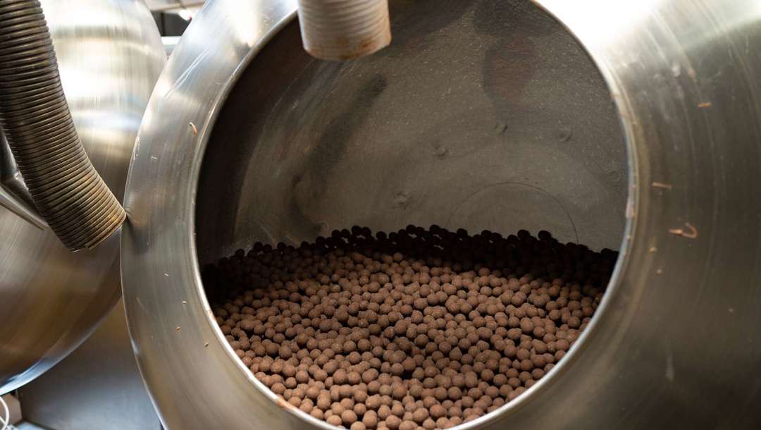Lakrids-kernerne bliver kørt direkte over til dragé-afdelingen, hvor de drejer rundt i dragékedlerne, imens de udsættes for en teknik, der hedder drypning. I løbet af fire timer får lakrids-kernerne 30 tynde lag chokolade.