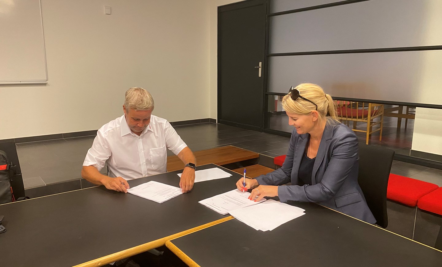 Jim Jensen fra Fødevareforbundet NNF og Pernille Grenaae skriver under på den nye overenskomst