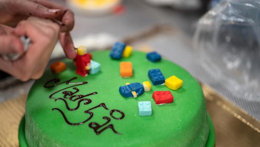 På kun 30 minutter har Lizette Pedersen samlet, opsmurt og pyntet LEGO®-kagen.