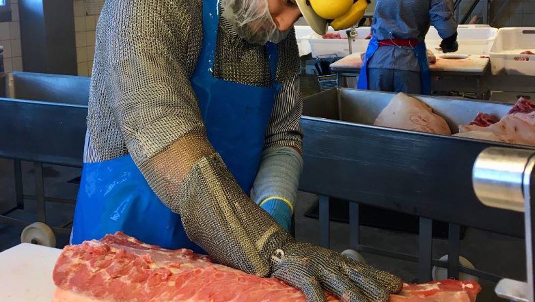 - Vi har en masse udstyr, vi skal have på. En skærehandske i metal, armguards som er forlængere af skærehandsken og en wizardhandske, som kniven ikke kan skære igennem. Og så brynjen som dækker fra over hjertet og ned til livet. Den skal lærlinge altid have på, siger Besim.