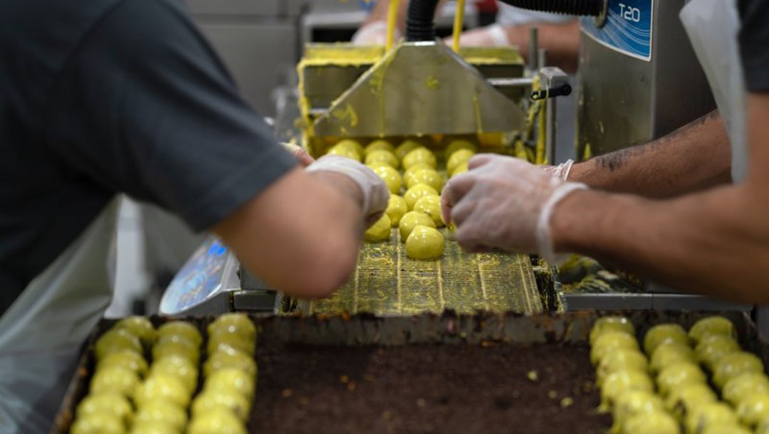 Baks Bakery and Deli kan producere 30.000 romkugler om dagen, hvis ordrebogen er tyk. Frivillige i organisationen Cykelnerven solgte 42.000 romkugler til gavn for forskningen i Sclerose hen over påsken sidste år. Dem lavede bageriet på to dage oveni deres normale produktion, som varierer fra dag til dag alt efter efterspørgsel. 