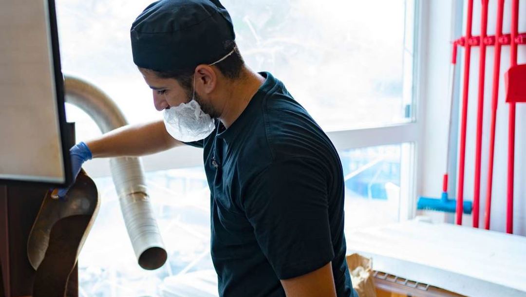 30-årige Yilmaz Yildirin vejer lakridspulveret af til det batch lakrids på 100 kilo, som han er i gang med at producere. Han bruger både fint, sprøjte-tørret lakridsekstrakt og en granuleret version. I dag koger han lakrids med chilipuré fra Gartneri Toftegaard i Køge. 
