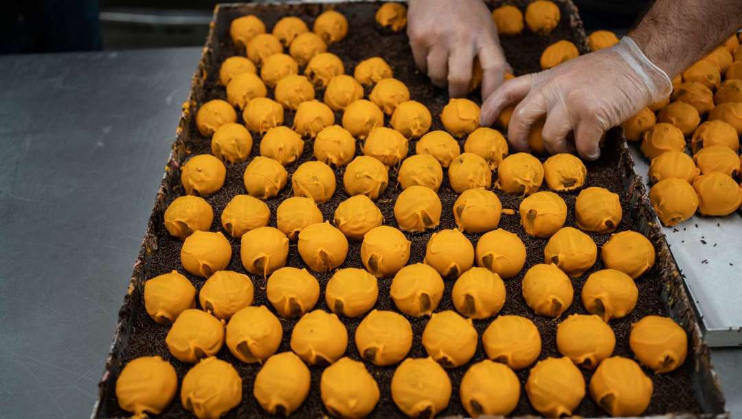 “Når vi når til juni måned, vil folk gerne holde ferie. Derfor producerer vi hele tiden for meget, som vi så fryser ned og bruger fra juni til september, hvor vi slet ikke producerer, siger ejer, direktør og bagermester Carsten Bjørn Bak Matthiesen.