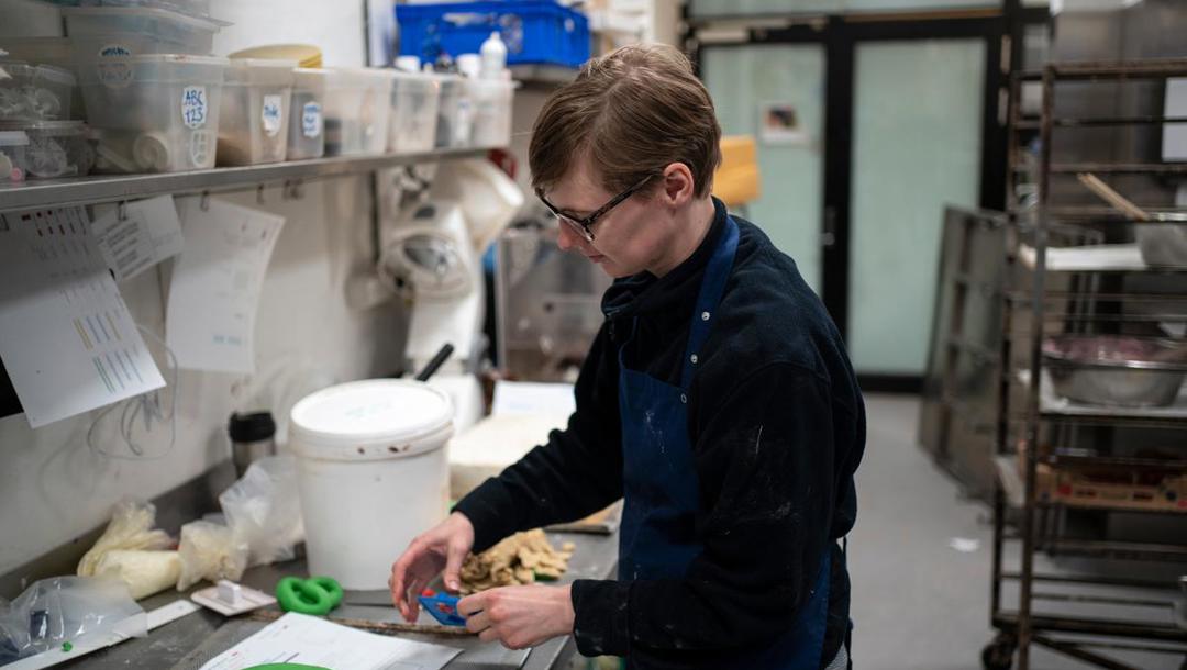 Konditorerne har hver deres spidskompetence. Konditor Lizette Pedersen er bedst til at dekorere. Klik videre og se det færdige resultat.