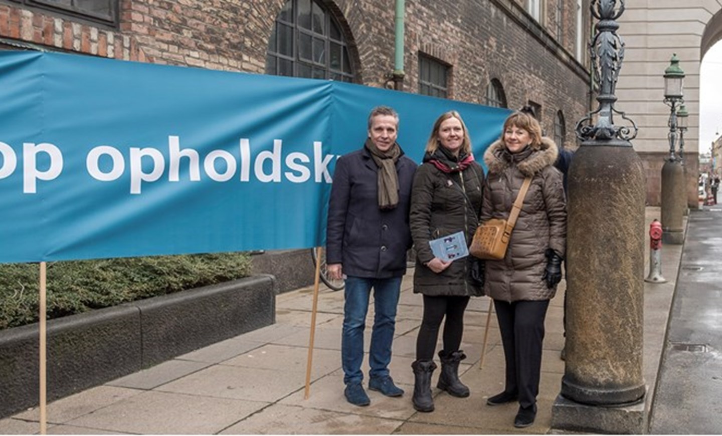 I december 2018 demonstrerede Fødevareforbundet NNF's forsikringschef Marie Beck Jensen (i midten) og andre repræsentanter fra a-kasser og fagbevægelsen mod opholdskravet hver dag i en uge foran Folketinget. Foto er udlånt af Arbejderen.dk