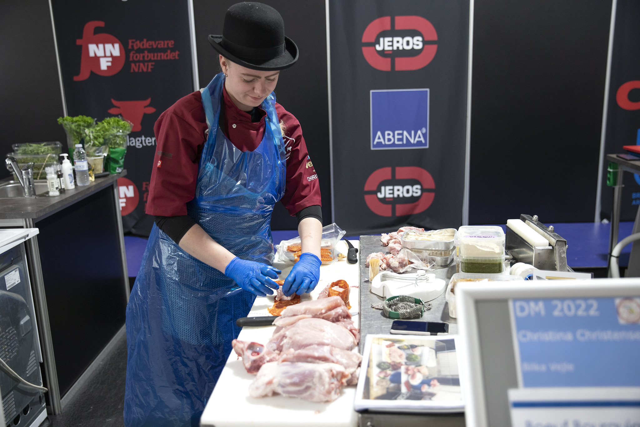 Ni deltagere kæmper om at blive Danmarks bedste gourmetslagter ved DM i Skills 2022. Fredag blev de stillet en hemmelig opgave: Fremstil to klassiske stjerneskud anno 2022. De fik udleveret en kurv med råvarer og måtte bruge de varer, der var på basisbordet - ikke egne råvarer. De fik 1,5 time til opgaven, og nogle var mere begejstrede for den end andre.