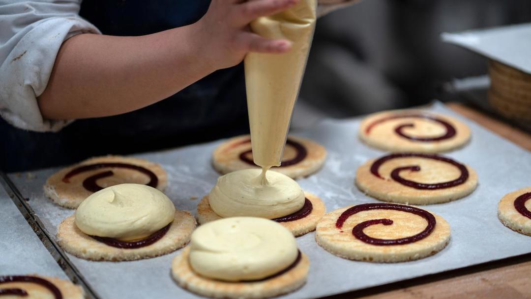 Konditorerne kan mærke et øget behov for et skud sødt hos danskerne under corona-pandemien. Især i januar toppede travlheden, hvor 1000 fastelavnsboller røg ud af konditoriet om dagen. Til det havde konditor Zarah Søndergaard dagligt 120 liter fløde gennem den enorme røremaskine mod de 70 liter, hun plejer at bruge.