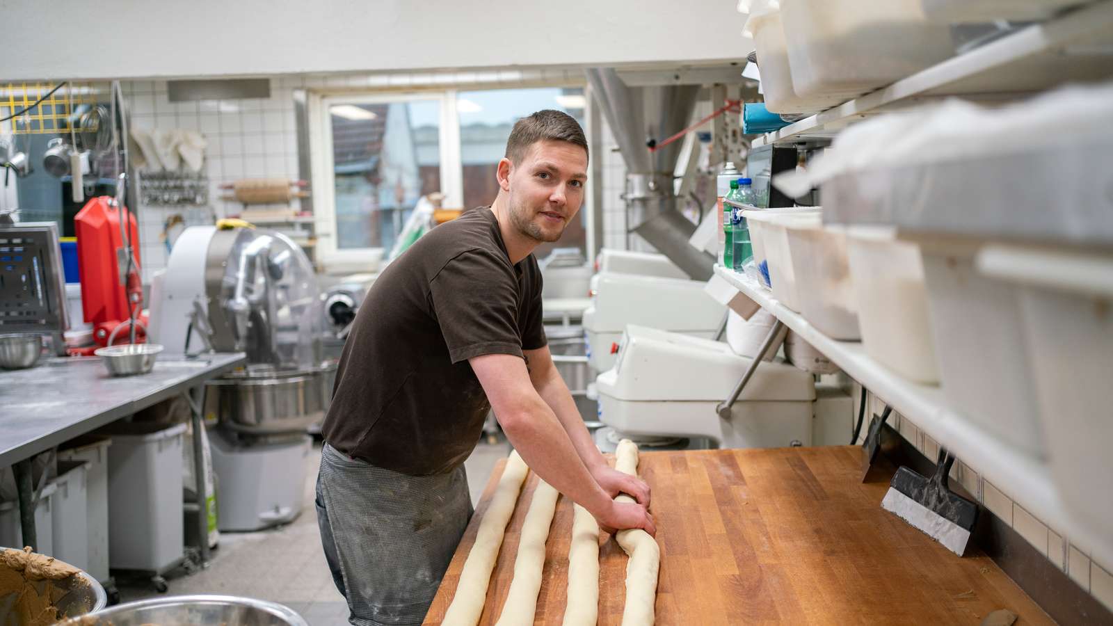 Hos Pompei er de godt tilfredse med at sælge flere fastelavnsboller end før i tiden, da de i januar og februar ofte har oplevet, at salget falder lidt. De kan godt mærke, at fastelavnsbollerne erstatter en del af kundernes andre kager, men kanelstænger, som mestersvend Kristian Parmo laver her, er der altid salg i.  